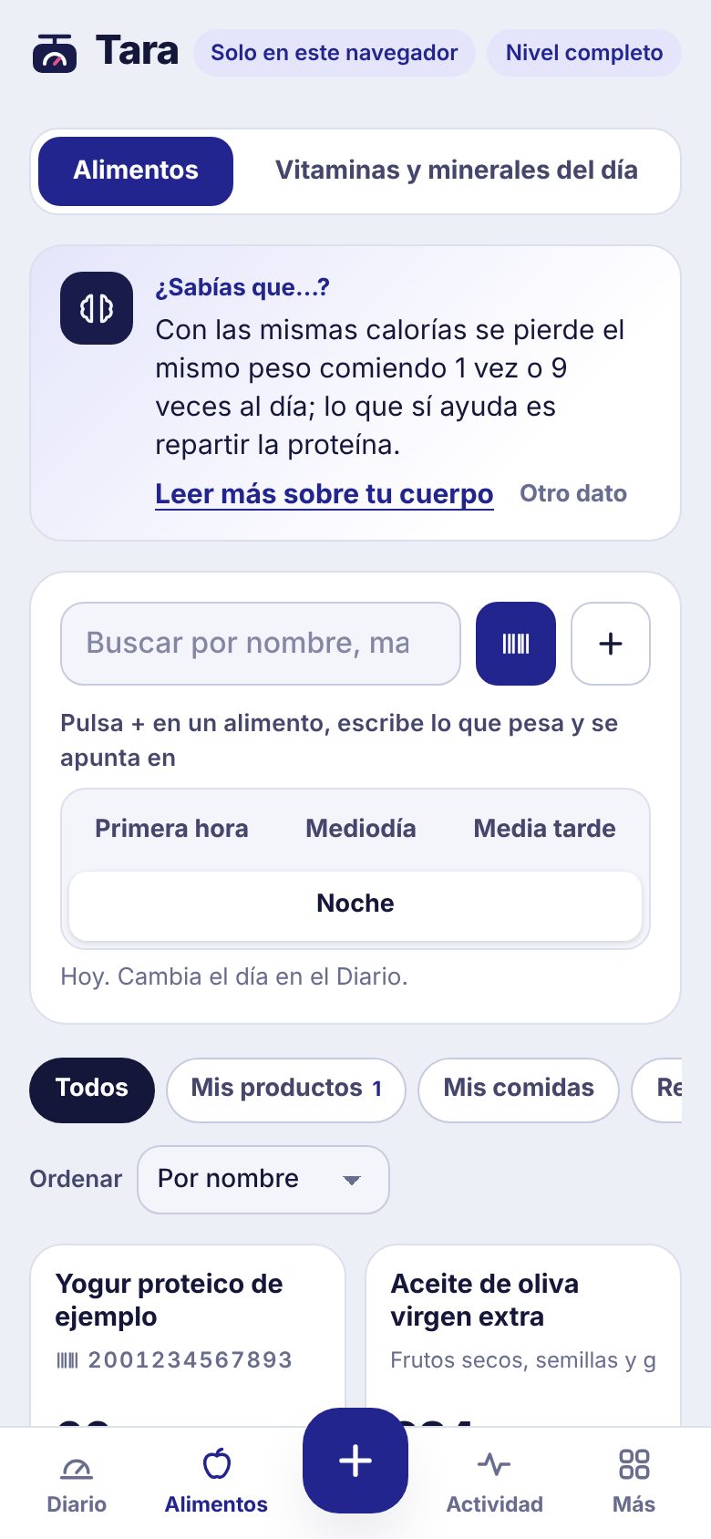 Pantalla Alimentos: buscador por nombre o marca con lector de código de barras, elección de la comida del día en la que se apunta y lista de alimentos y productos propios.